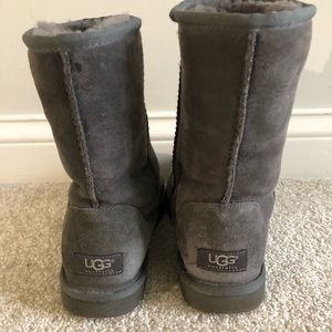 GRAY SHORT UGG SIZE 8